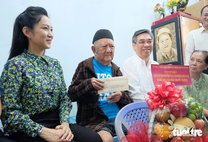 Nghệ sĩ Diệu Hiền hát Trụ vương thiêu mình tặng lãnh đạo thành phố - Ảnh 4. Xúc động nghệ sĩ Diệu Hiền hát Trụ vương thiêu mình ở Nhà dưỡng lão Thị Nghè - Ảnh 4.