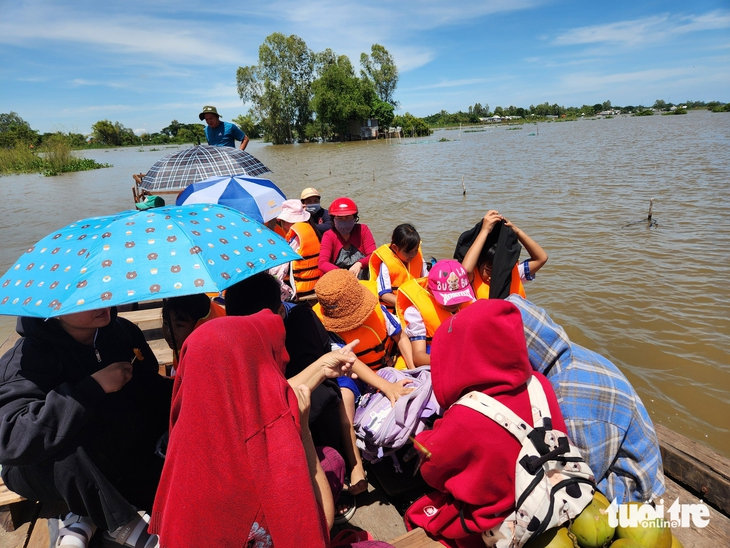 Lũ ngập đường, học sinh vùng biên An Giang được đưa đến trường bằng vỏ lãi - Ảnh 2.