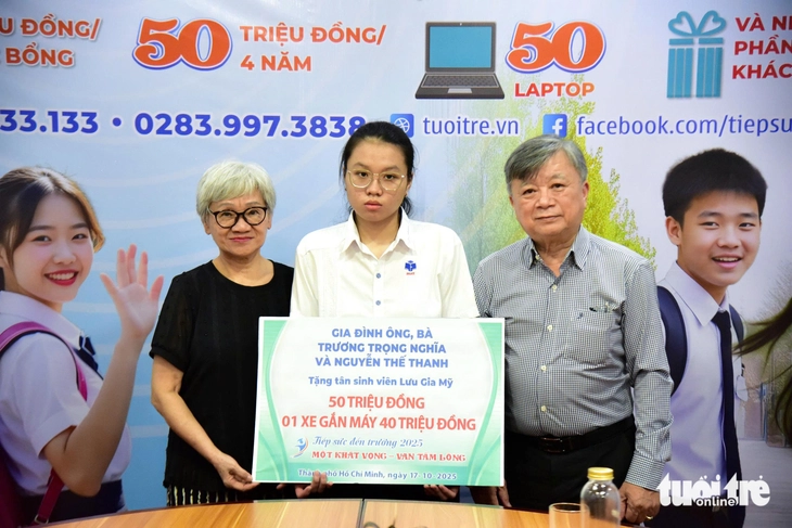 Gia đình bà Nguyễn Thế Thanh và ĐH Công Thương TP.HCM tiếp sức SV 'giấy khai sinh không có mẹ cha' - Ảnh 1.