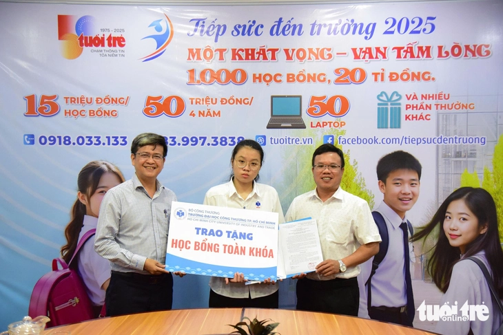 Gia đình bà Nguyễn Thế Thanh và ĐH Công Thương TP.HCM tiếp sức SV 'giấy khai sinh không có mẹ cha' - Ảnh 7.