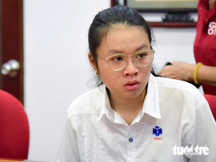 Gia đình bà Nguyễn Thế Thanh và ĐH Công Thương TP.HCM tiếp sức SV 'giấy khai sinh không có mẹ cha' - Ảnh 6.