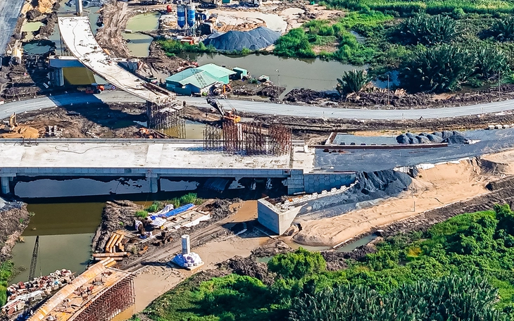Tường chắn nhánh A nút giao HLD vành đai 3 TP.HCM xô lệch: Ban Giao thông chưa báo cáo đầy đủ sự cố  - Ảnh 2.