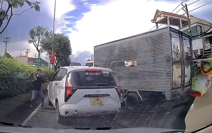 Tài xế xe tải bị xử phạt 6,5 triệu đồng vì cầm dao dọa chém người trên cao tốc  - Ảnh 3.