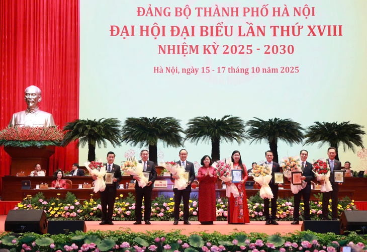 Ban Chấp hành Đảng bộ khóa XVIII ra mắt, Bí thư Hà Nội hứa hết sức làm việc vì lợi ích của dân - Ảnh 4.