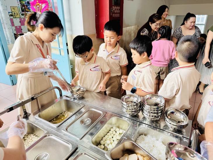 Trường học mời phụ huynh học cùng con, chứng kiến bữa ăn bán trú - Ảnh 1.