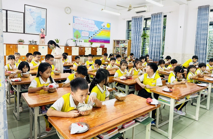 Trường học mời phụ huynh học cùng con, chứng kiến bữa ăn bán trú - Ảnh 3.