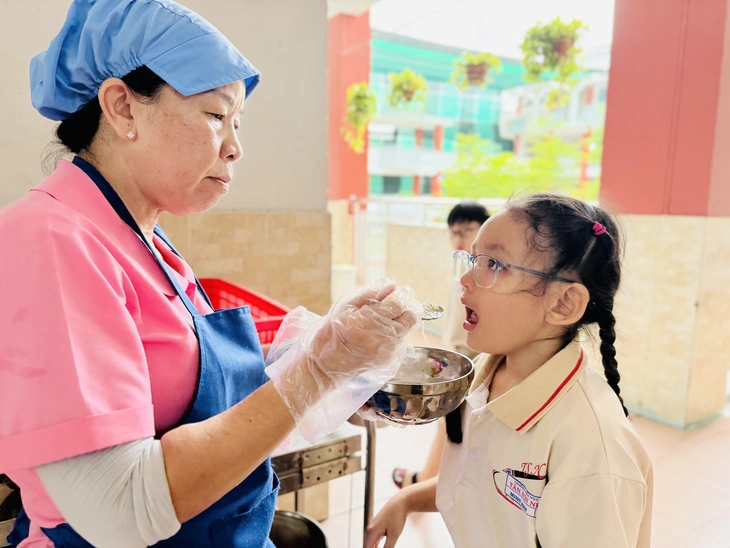 Trường học mời phụ huynh học cùng con, chứng kiến bữa ăn bán trú - Ảnh 4.