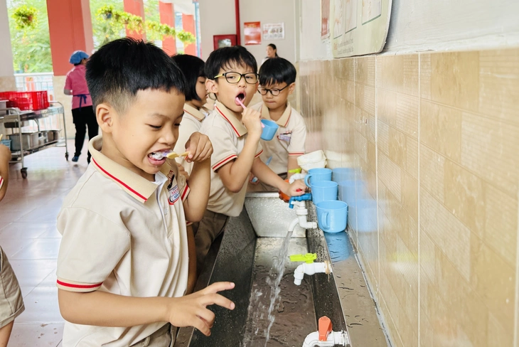 Trường học mời phụ huynh học cùng con, chứng kiến bữa ăn bán trú - Ảnh 6.