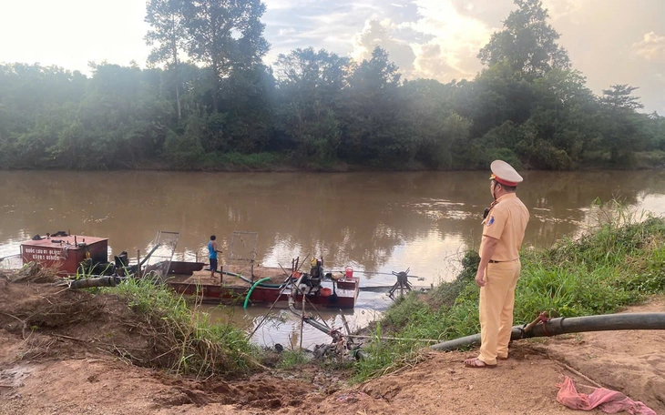 Bị khởi tố nhưng giám đốc vẫn tổ chức cho nhân viên khai thác cát trái phép- Ảnh 3.
