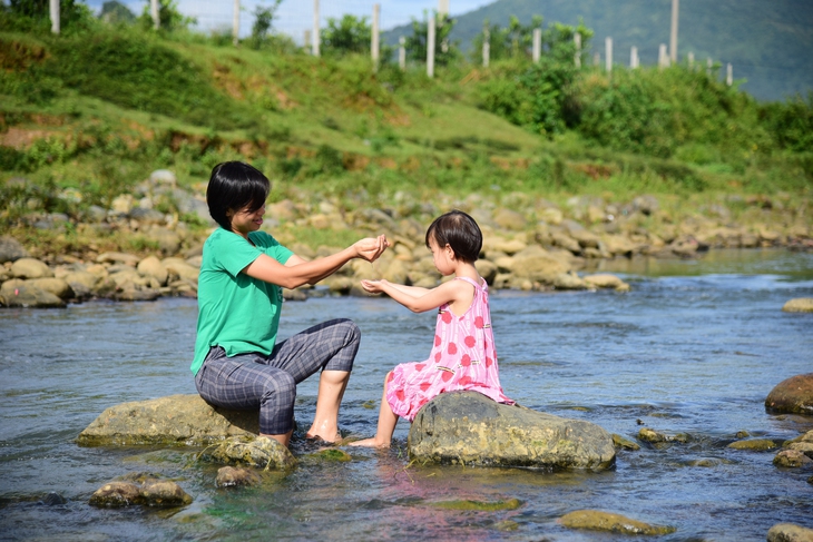 Làm thế nào cho con tuổi thơ hạnh phúc? - Kỳ 1: Buổi tối bên nhau không thiết bị điện tử - Ảnh 2. tuổi thơ - Ảnh 2.