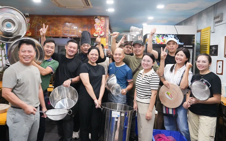 Quốc vụ khanh Bộ Quốc phòng Singapore: Chuyến đi chưa trọn vẹn nếu tôi chưa thưởng thức tô phở ngon - Ảnh 3.