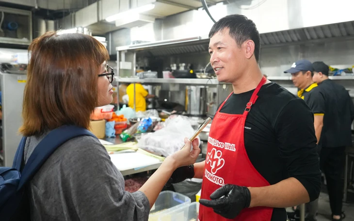 Quan khách Việt Nam và Singapore thưởng thức phở nóng nghi ngút khói tại Vietnam Phở Festival - Ảnh 8.