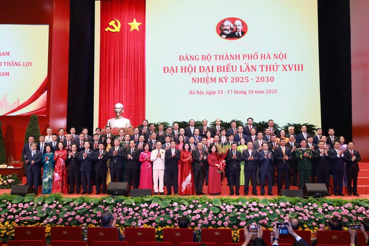 Ban Chấp hành Đảng bộ khóa XVIII ra mắt, Bí thư Hà Nội hứa hết sức làm việc vì lợi ích của dân - Ảnh 1.