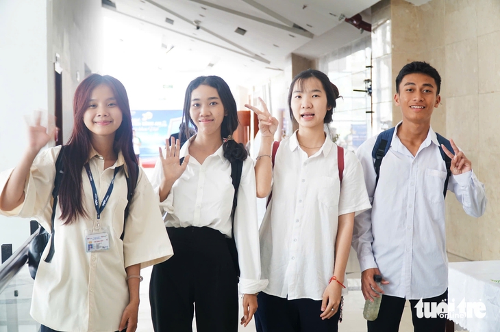 Phố biển Nha Trang chào đón tân sinh viên hiếu học về nhận học bổng Tiếp sức đến trường 2025 - Ảnh 1. Tiếp sức đến trường - Ảnh 1.