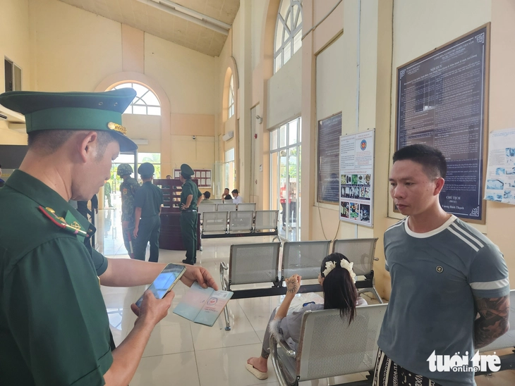 Tiếp nhận 48 công dân làm ‘việc nhẹ lương cao’ ở Campuchia về nước - Ảnh 6.