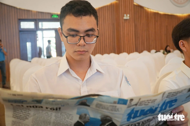 'Tôi mất cha, mẹ bệnh còn phải bán ve chai nuôi tôi, học bổng Tiếp sức đến trường thật lớn với tôi' - Ảnh 4. Tiếp sức đến trường - Ảnh 8.
