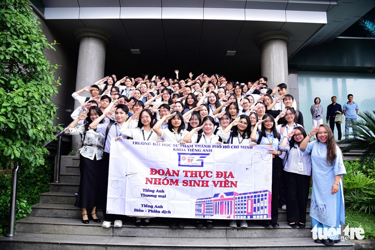 Sinh viên Trường ĐH Sư phạm TP.HCM tìm hiểu quy trình làm báo tại Báo Tuổi Trẻ- Ảnh 1. Tuổi Trẻ - Ảnh 1.