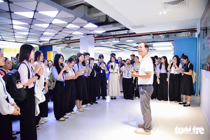 Sinh viên Trường ĐH Sư phạm TP.HCM tìm hiểu quy trình làm báo tại Báo Tuổi Trẻ- Ảnh 5. Sinh viên Trường ĐH Sư phạm TP.HCM tìm hiểu quy trình làm báo tại báo Tuổi Trẻ - Ảnh 5.