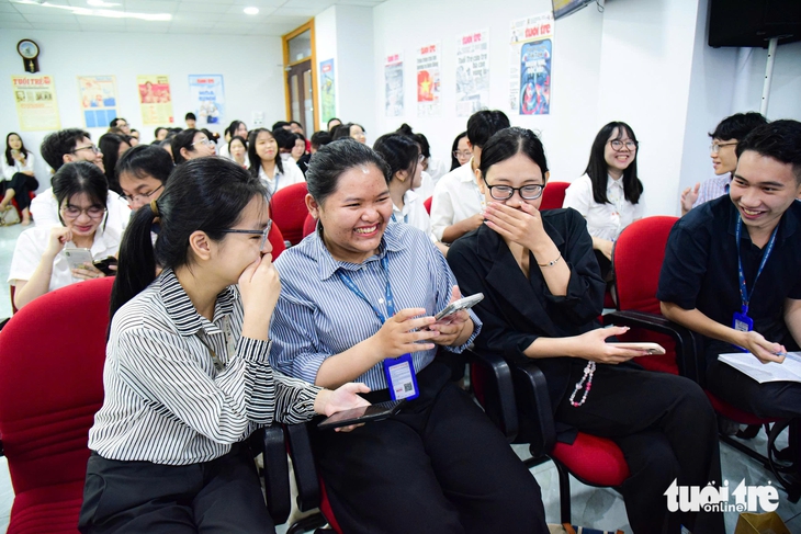 Sinh viên Trường ĐH Sư phạm TP.HCM tìm hiểu quy trình làm báo tại Báo Tuổi Trẻ- Ảnh 6. Sinh viên Trường ĐH Sư phạm TP.HCM tìm hiểu quy trình làm báo tại báo Tuổi Trẻ - Ảnh 6.