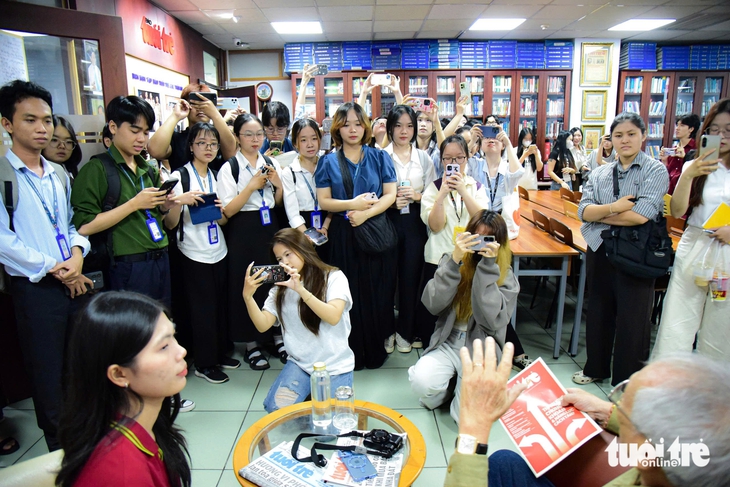 Sinh viên Trường ĐH Sư phạm TP.HCM tìm hiểu quy trình làm báo tại Báo Tuổi Trẻ- Ảnh 11. Sinh viên Trường ĐH Sư phạm TP.HCM tìm hiểu quy trình làm báo tại báo Tuổi Trẻ - Ảnh 11.
