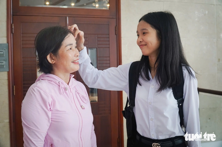 'Tôi mất cha, mẹ bệnh còn phải bán ve chai nuôi tôi, học bổng Tiếp sức đến trường thật lớn với tôi' - Ảnh 5. Tiếp sức đến trường - Ảnh 4.