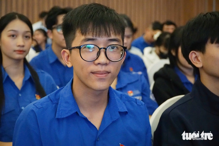 Nam SV mồ côi lần đầu tới trung tâm hội nghị, làm thuê để có học phí, chờ tin học bổng nhiều ngày - Ảnh 6. Tiếp sức đến trường - Ảnh 9.