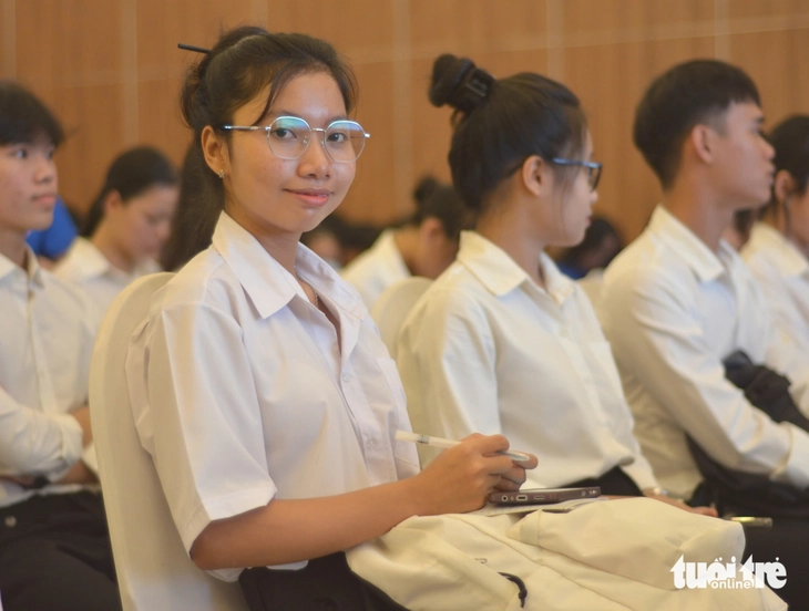 Nuôi con vào Đại học Nông lâm TP.HCM, mẹ làm nghề… nhổ tóc khắp xóm: 'Học bổng là may mắn cho con' - Ảnh 3. Tiếp sức đến trường - Ảnh 5.