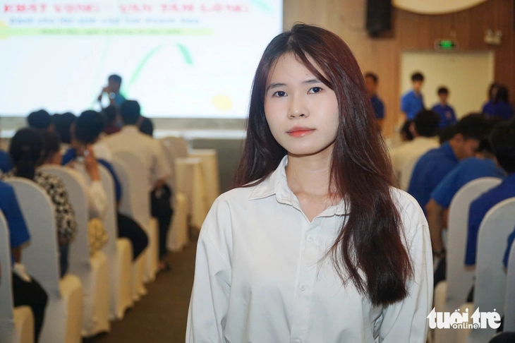 Nuôi con vào Đại học Nông lâm TP.HCM, mẹ làm nghề… nhổ tóc khắp xóm: 'Học bổng là may mắn cho con' - Ảnh 3. Tiếp sức đến trường - Ảnh 2.