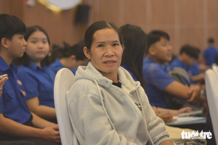 Nuôi con vào Đại học Nông lâm TP.HCM, mẹ làm nghề… nhổ tóc khắp xóm: 'Học bổng là may mắn cho con' - Ảnh 4. Tiếp sức đến trường - Ảnh 3.