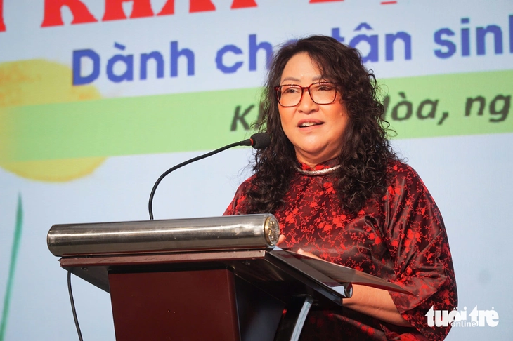 Người mẹ phụ hồ rụt rè ở lễ học bổng của con: 'Lần đầu tới chỗ lớn vầy, số tiền lớn với mẹ con tôi' - Ảnh 5. Tiếp sức đến trường - Ảnh 4.