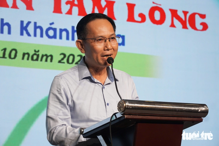 Người mẹ phụ hồ rụt rè ở lễ học bổng của con: 'Lần đầu tới chỗ lớn vầy, số tiền lớn với mẹ con tôi' - Ảnh 9. Người mẹ phụ hồ rụt rè ở lễ học bổng của con: 'Lần đầu tới chỗ lớn vầy, số tiền lớn với mẹ con tôi' - Ảnh 9.
