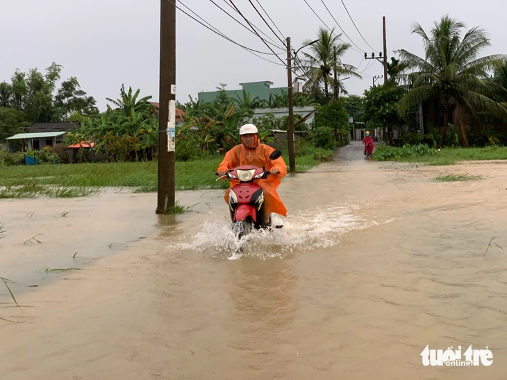 Mưa lớn, vùng núi Đà Nẵng ngập lụt, đất đá tràn xuống đường - Ảnh 1.