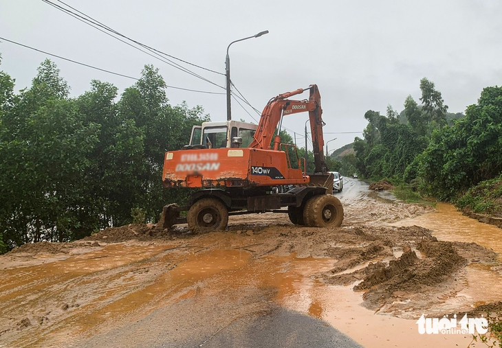 Mưa lớn, vùng núi Đà Nẵng ngập lụt, đất đá tràn xuống đường - Ảnh 4.