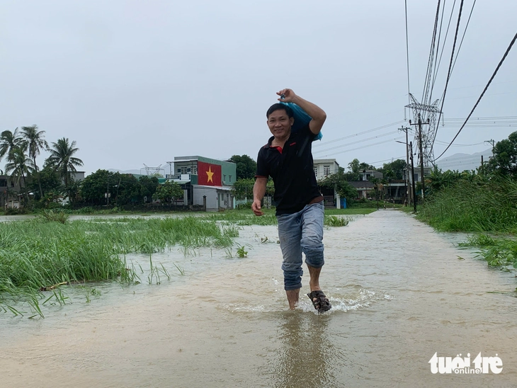 Mưa lớn, vùng núi Đà Nẵng ngập lụt, đất đá tràn xuống đường - Ảnh 5.