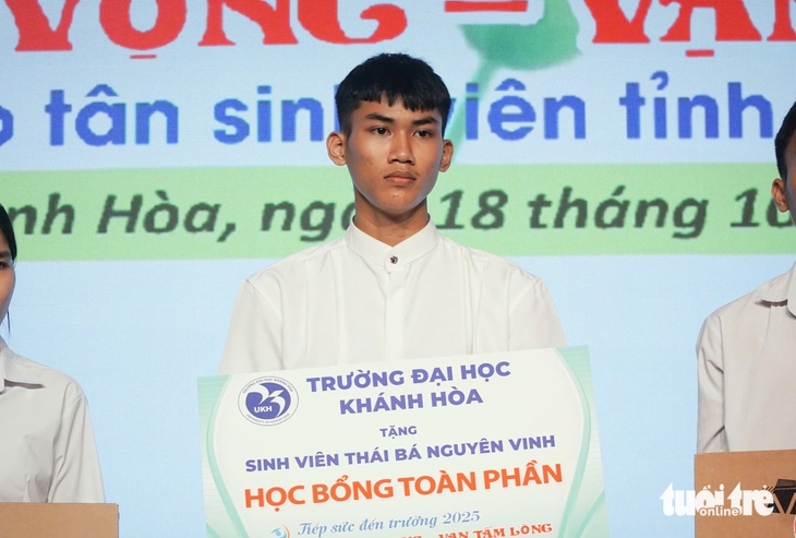 Cậu bé bị bỏ rơi được trao học bổng toàn phần vào đại học - Ảnh 1. Tiếp sức đến trường - Ảnh 1.