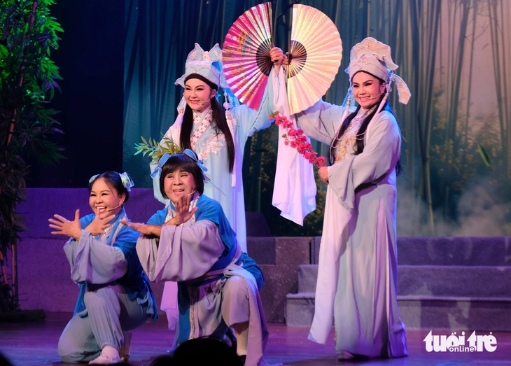 Tại sao Tú Sương phải ca bằng giọng của Trinh Trinh? - Ảnh 2. Tại sao Tú Sương phải ca bằng giọng của Trinh Trinh? - Ảnh 2.