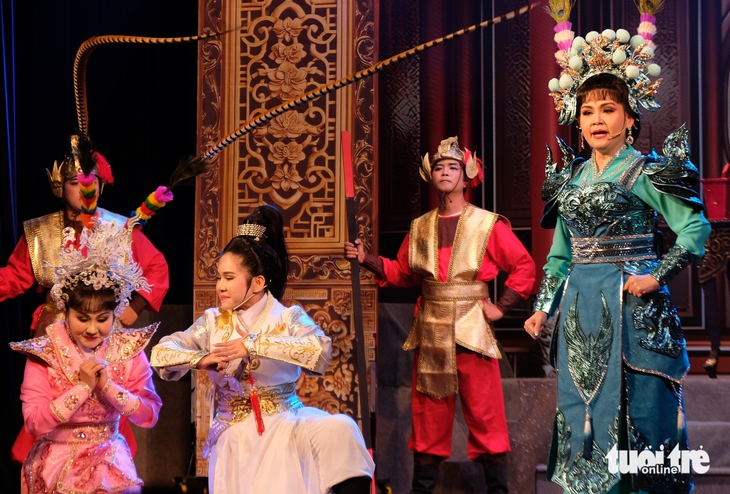 Tại sao Tú Sương phải ca bằng giọng của Trinh Trinh? - Ảnh 4. Tại sao Tú Sương phải ca bằng giọng của Trinh Trinh? - Ảnh 4.