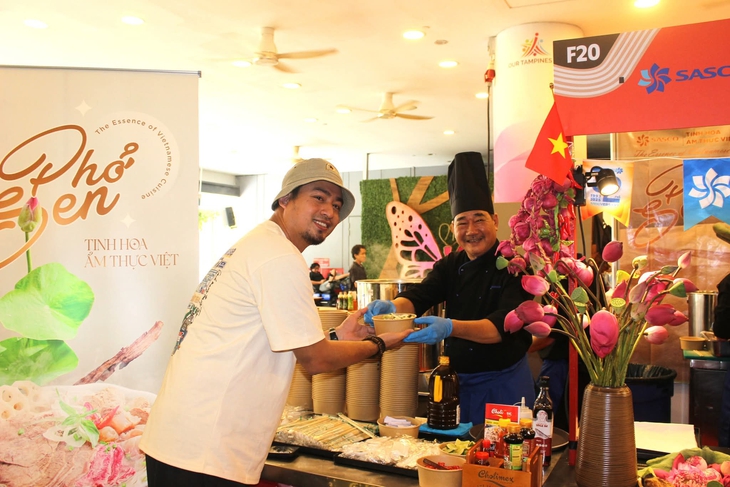 Phở Sen SASCO: Tinh hoa ẩm thực Việt xuất ngoại, chinh phục Singapore - Ảnh 4. Phở Sen SASCO: Tinh hoa ẩm thực Việt xuất ngoại, chinh phục Singapore - Ảnh 4.