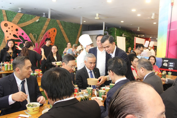 Phở Sen SASCO: Tinh hoa ẩm thực Việt xuất ngoại, chinh phục Singapore - Ảnh 5. Phở Sen SASCO: Tinh hoa ẩm thực Việt xuất ngoại, chinh phục Singapore - Ảnh 5.