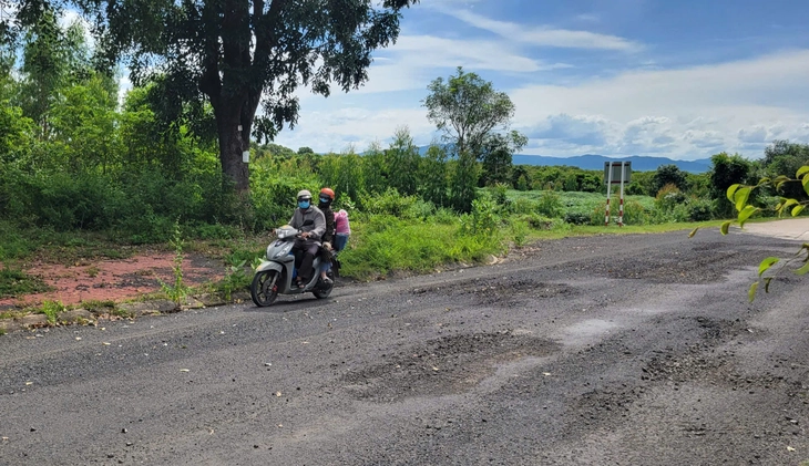 Vụ đường vừa sửa xong đã sụt lún, ổ gà: Tỉnh Gia Lai chỉ đạo kiểm tra- Ảnh 1. Gia Lai - Ảnh 1.