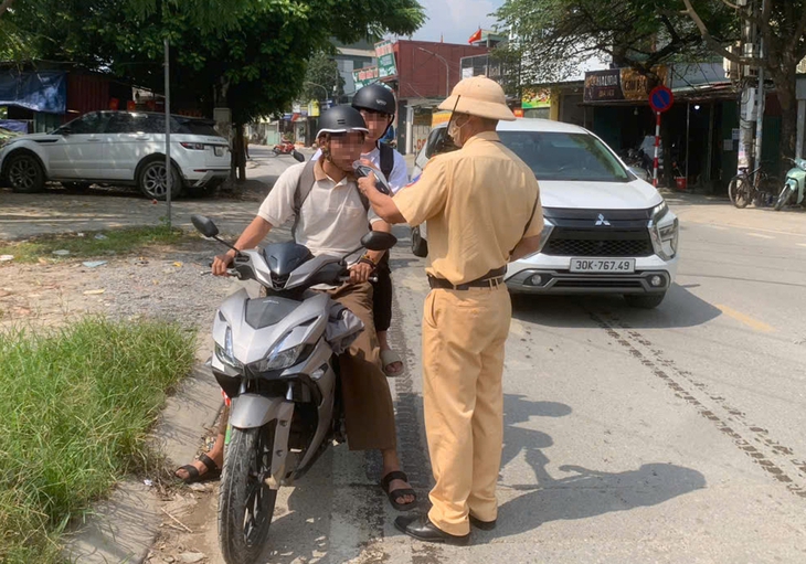 Cảnh sát giao thông toàn quốc bắt đầu đợt cao điểm kiểm soát nồng độ cồn - Ảnh 1.