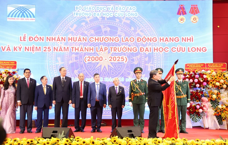 Trường đại học Cửu Long nhận Huân chương Lao động hạng nhì - Ảnh 3.