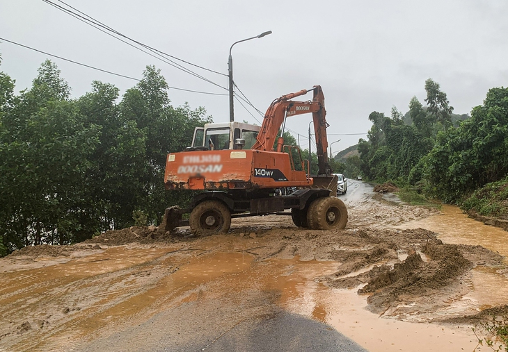 Thời tiết hôm nay 19-10: Biển Đông đón bão số 12, Trung Bộ mưa to - Ảnh 1.