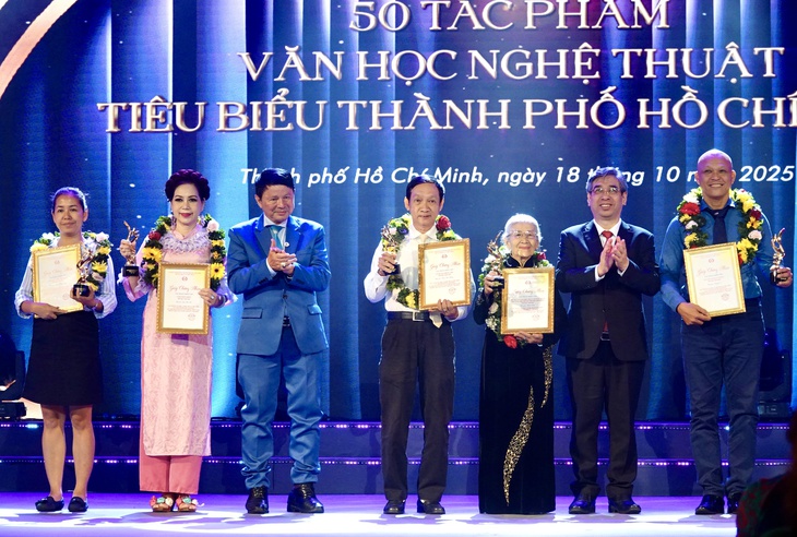 Khai mạc Những ngày Văn học - Nghệ thuật TP.HCM - Ảnh 4. Tưng bừng khai mạc Những ngày Văn học - Nghệ thuật TP.HCM - Ảnh 4.