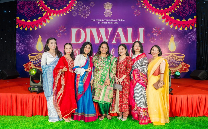Sắc màu Ấn Độ rực rỡ trong Lễ hội Ánh sáng Diwali giữa lòng TP.HCM - Ảnh 4.