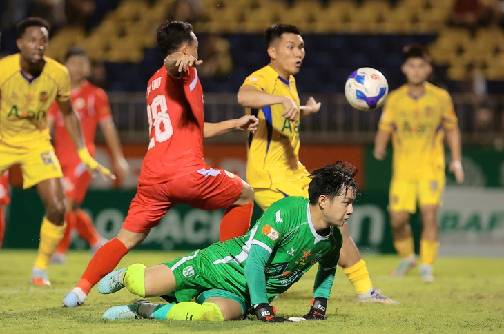 Quang Hải sốc, Nguyễn Filip bị đánh bại trên sân Vinh - Ảnh 3.