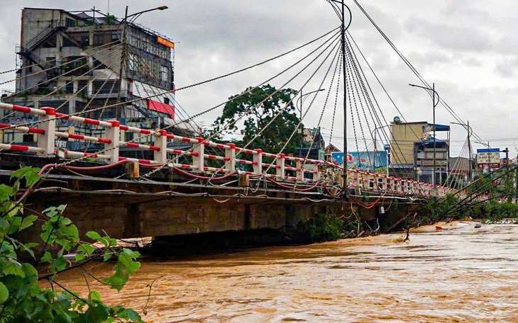 Thành đoàn TP Hồ Chí Minh trao 3,7 tỉ đồng cho bà con miền BẮc bị thiệt hại vì mưa lũ - Ảnh 8.
