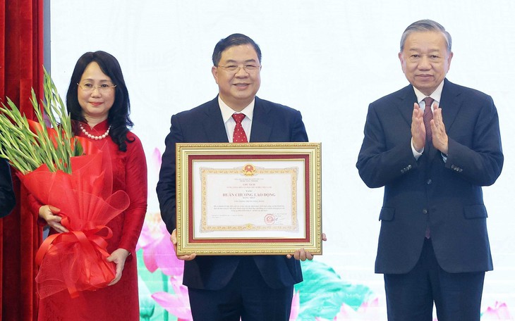 Bộ Chính trị quy định điều kiện bổ nhiệm lại, giới thiệu tái cử với cán bộ - Ảnh 3.