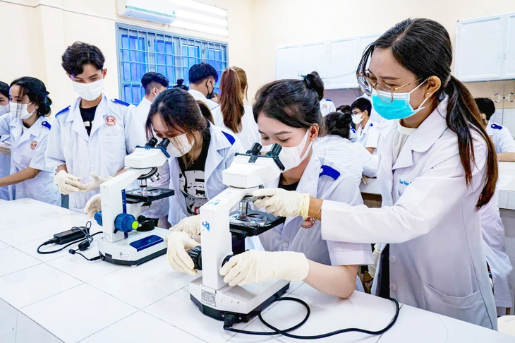 Đại học tư đào tạo y khoa: Cần rà soát, đánh giá khách quan - Ảnh 1. khối ngành sức khỏe - Ảnh 1.