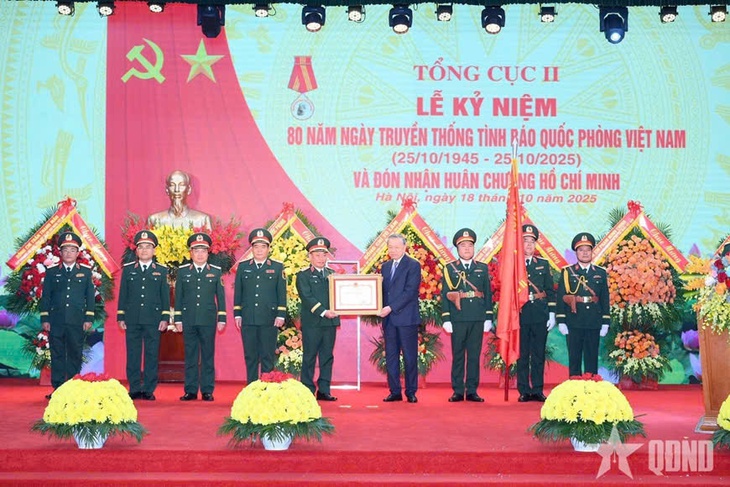 Tổng Bí thư Tô Lâm trao Huân chương Hồ Chí Minh cho Tổng cục II - Ảnh 3. Tổng Bí thư Tô Lâm trao Huân chương Hồ Chí Minh cho Tổng cục II - Ảnh 4.
